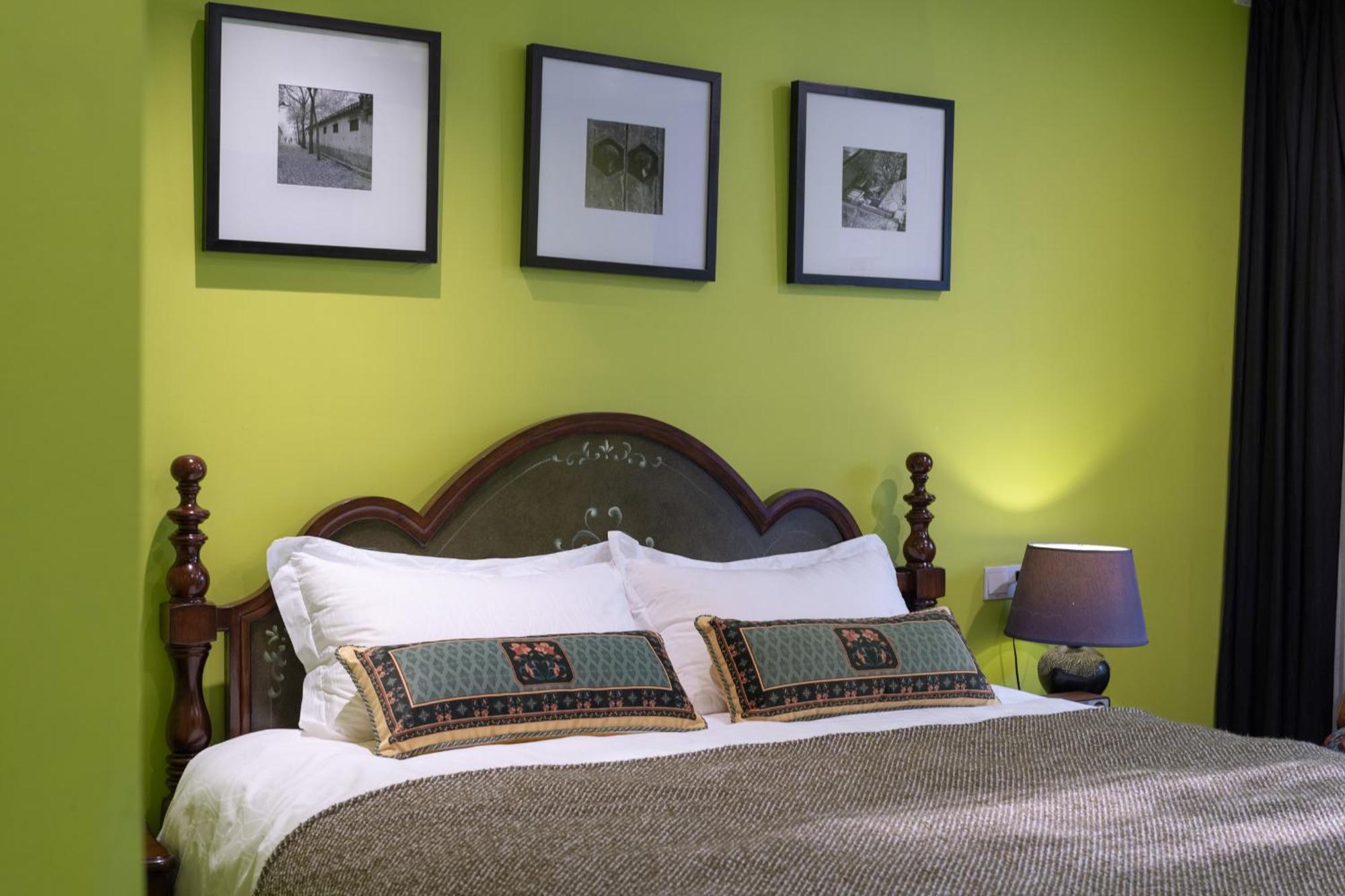 Hotel Cote Cour Deductive - Quadrangle Close To Tiananmen Square & Forbidden & Nanluoguxiang, Walk To Wangfujing, Speaking, Free Wifi, Free Laundry, Free Wonton & Noodles With Tour Ticket Service, Free Selfies With Ancient Costum